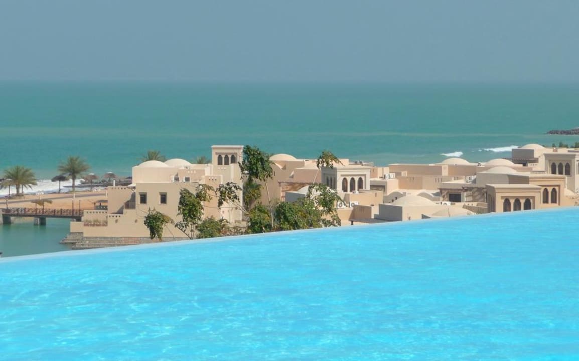 Aus dem Hauptpool heraus fotografiert zum Strand  The Cove Rotana Resort