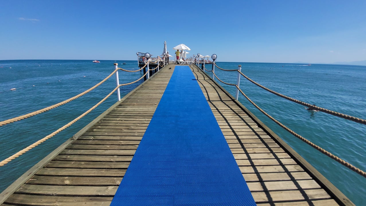 Strand Saturn Palace Resort Hotel