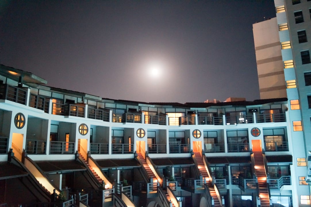 Blick vom Balkon des Familienzimmers bei Nacht Limak Lara Deluxe Hotel & Resort