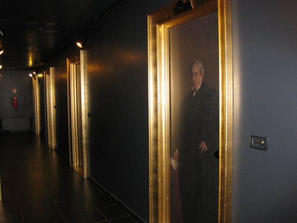 Flur mit Zimmertüren UNAHOTELS Vittoria Firenze