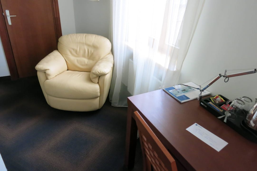 Zimmer mit Schaukelsessel Rixwell Centra Hotel