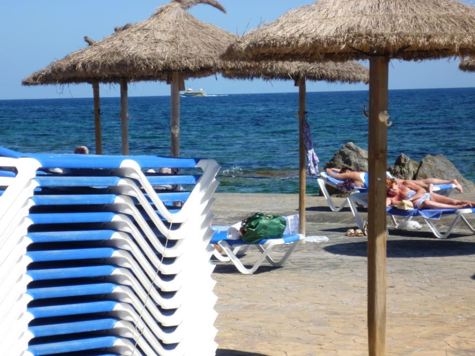 Liegenstapel mit 4 Euro Liegen fürs Felsplateau Hipotels Eurotel Punta Rotja Golf & Spa