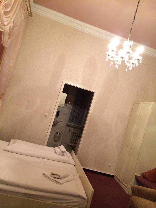 Kronleuchter Zimmer 6 Hotel Wittelsbach am Kurfürstendamm