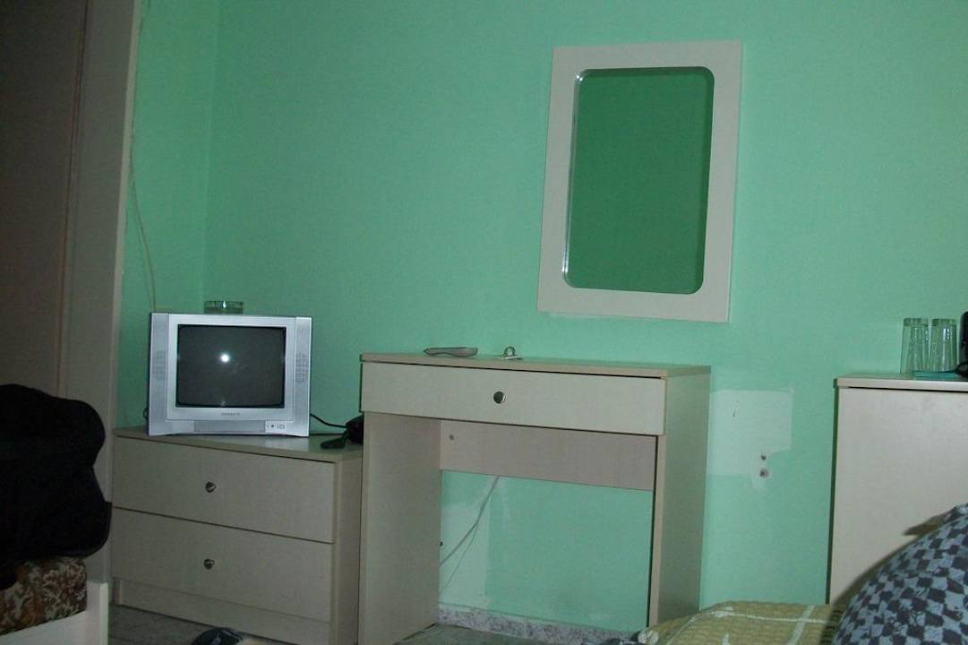 Ironie an: sehr gute Verputzung mitten im Zimmer Hotel Svejest/Sveshest