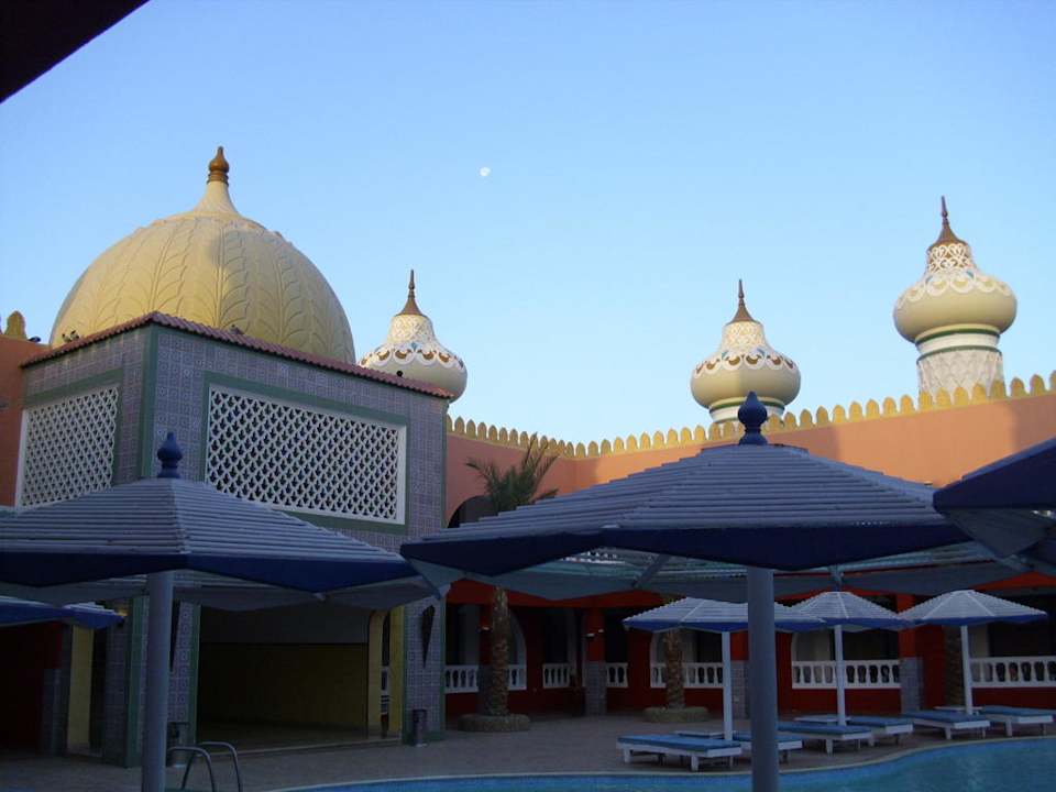 Vor dem Pool Pickalbatros Alf Leila Wa Leila Resort - Neverland Hurghada