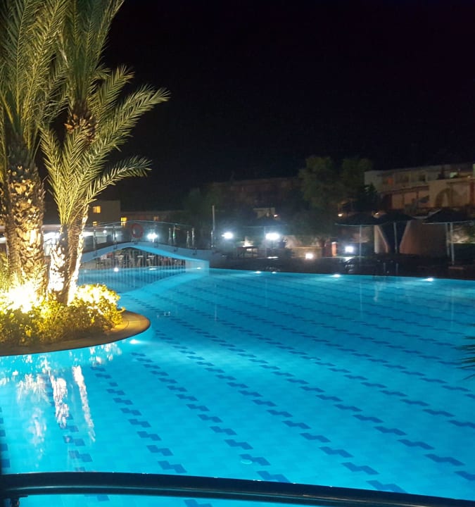 Główny basen nocą z mostku Lindos Imperial Resort & Spa