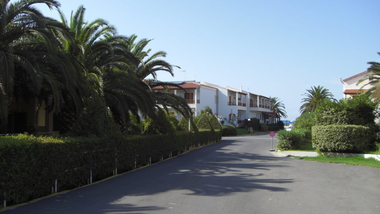 Weg zum Haupthaus Acharavi Beach Hotel
