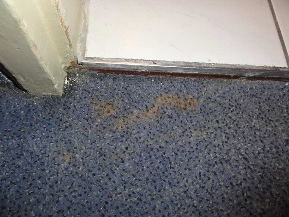 Ecklige Flecken auf dem Boden Smart Stay Hotel Schweiz