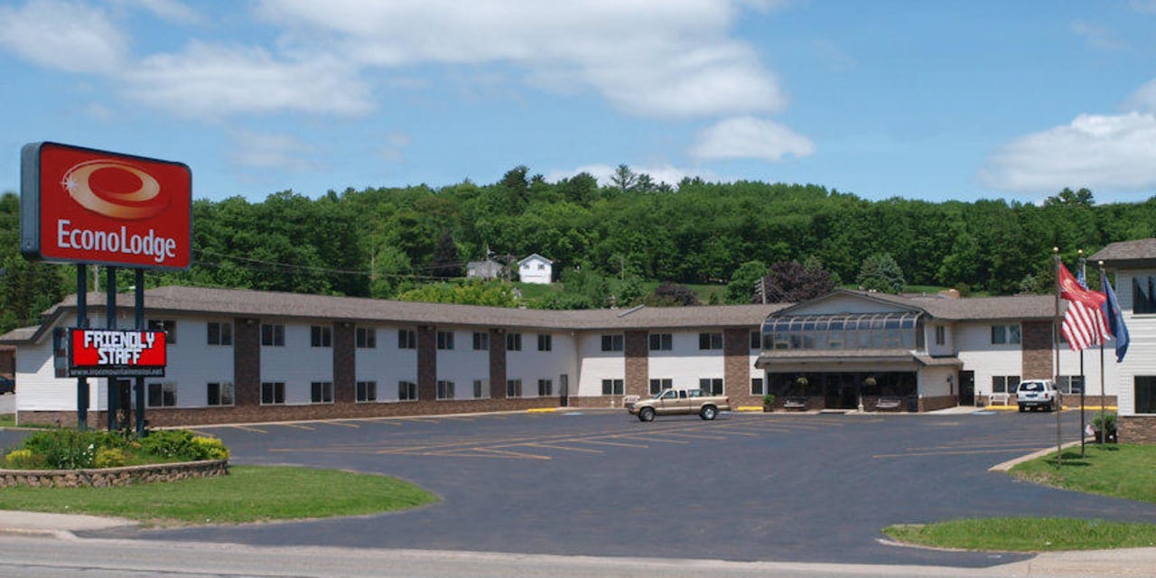 Outside Hotel Econo Lodge