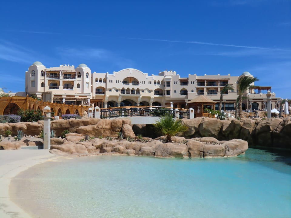 Hauptgebäude vom Pool aus  Hotel Kempinski Soma Bay