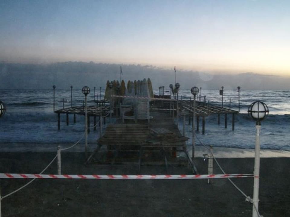 Steg / leider gesperrt  Senza Sunset Beach Hotel