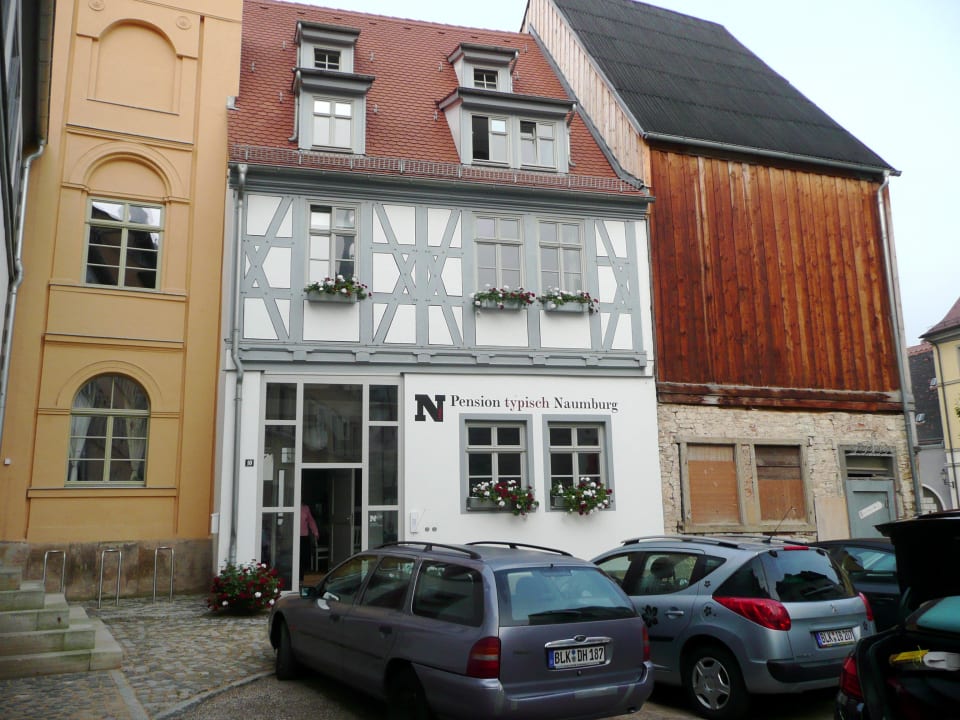 Blick auf die Pension + Nachbarhäuser Pension typisch Naumburg