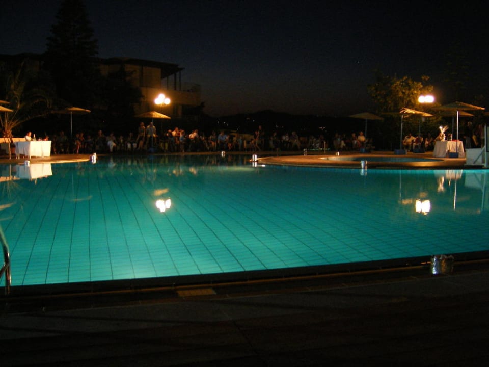 Poolansicht am Abend Apollonia Beach Resort & Spa
