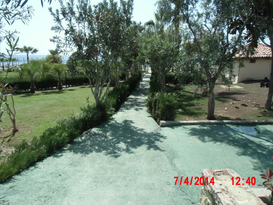 Weg zum Strand Iz Flower Side Beach Hotel