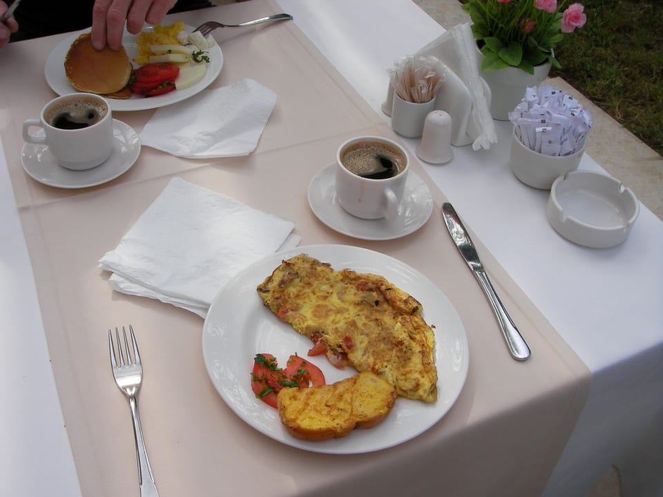 Frühstück im Garten Can Garden Resort