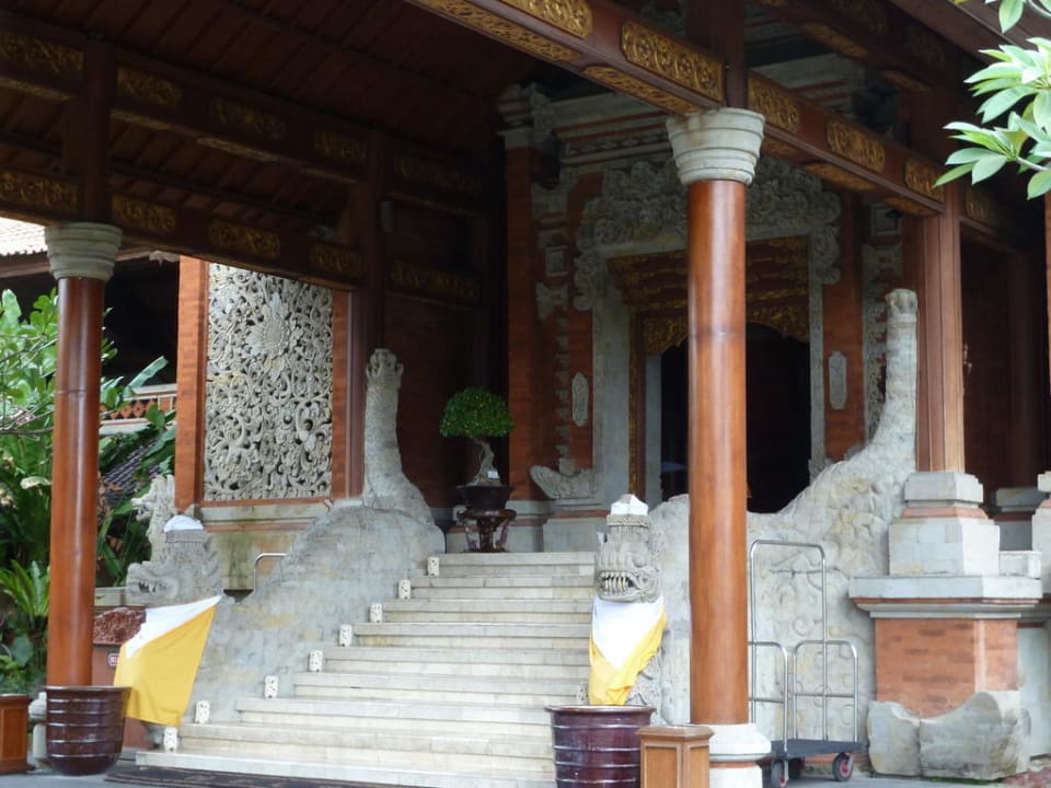 Keraton von der Lobby in den Garten Hotel Keraton Jimbaran Resort
