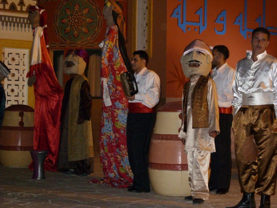 Abends vorm Hotel Pickalbatros Alf Leila Wa Leila Resort - Neverland Hurghada