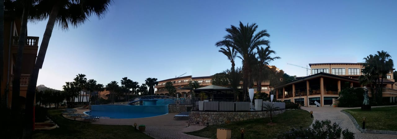 Hauptgebäude mit Pool Mon Port Hotel & Spa