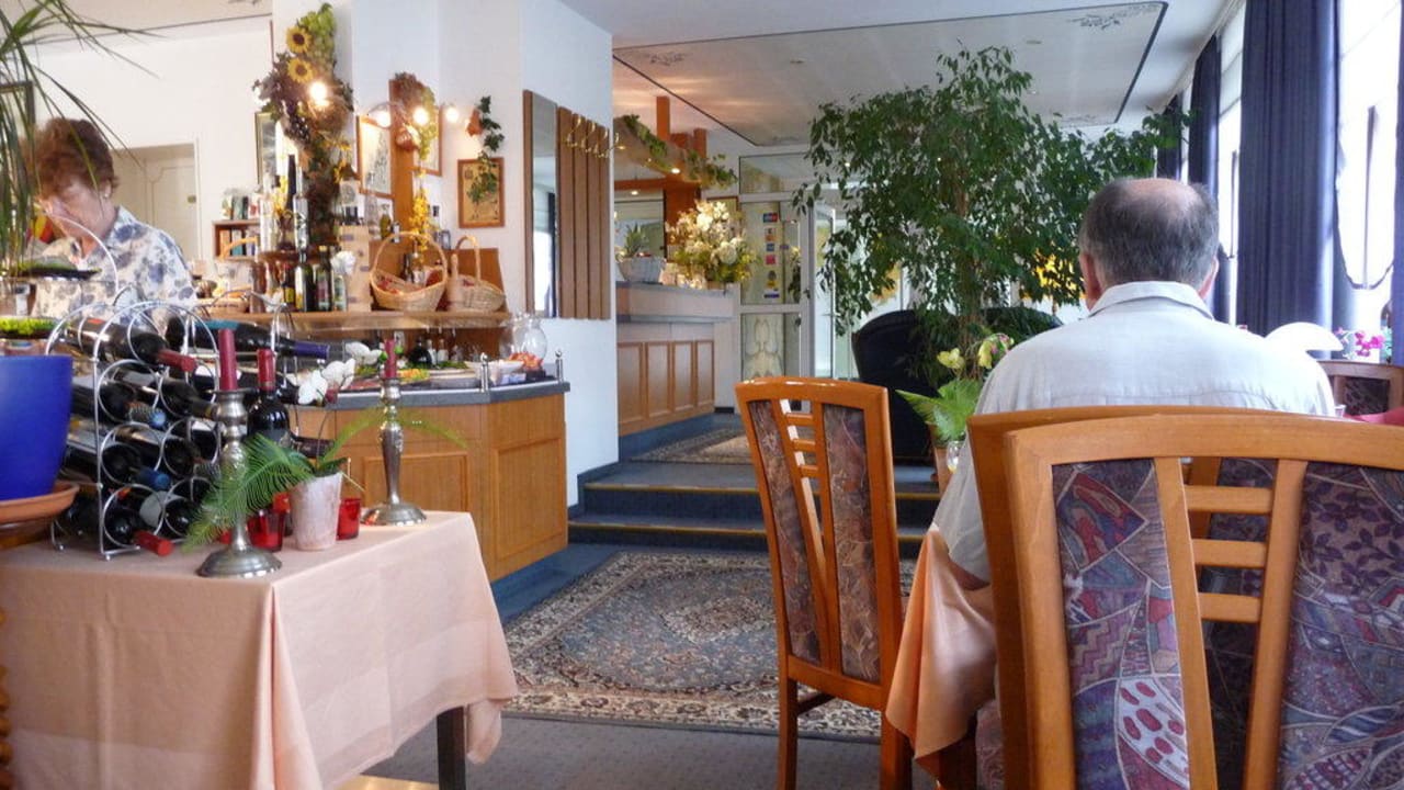 Frühstücksraum mit Blick zur Rezeption Apartment Hotel Lindeneck