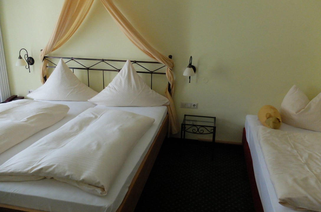 3 Bett Zimmer mit Tür zum Garten Allgäu Ferienhaus Strobel