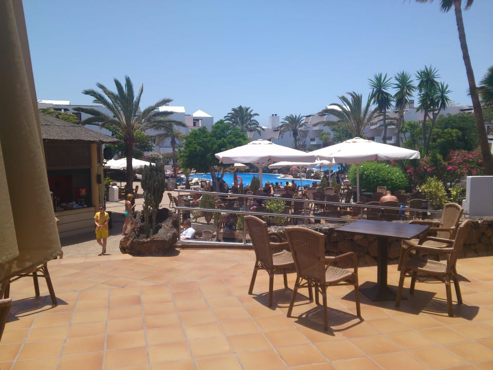 Terrasse vor dem Restaurant allsun App.-Hotel Albatros