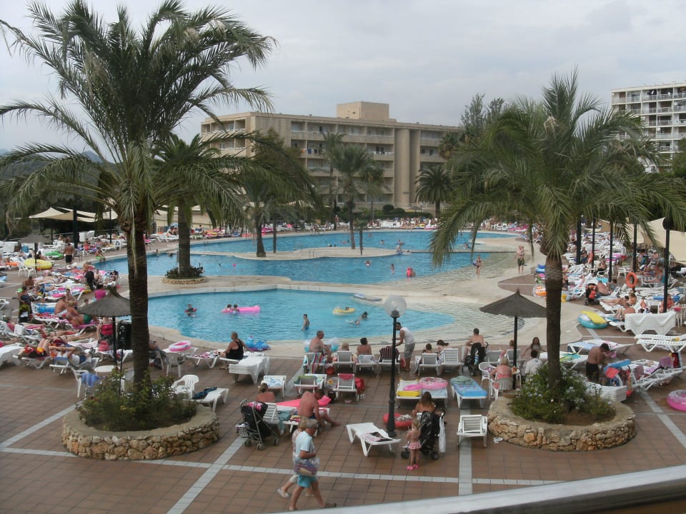 View of pool from entrance Hotel Club Cala Romani