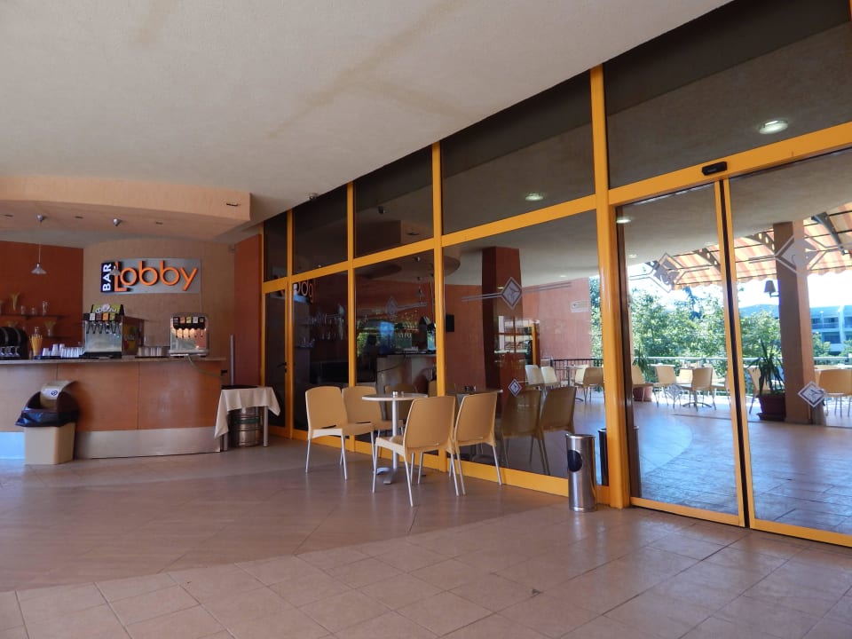 Wejście do hotelu od strony ogrodu. Hotel Atlas