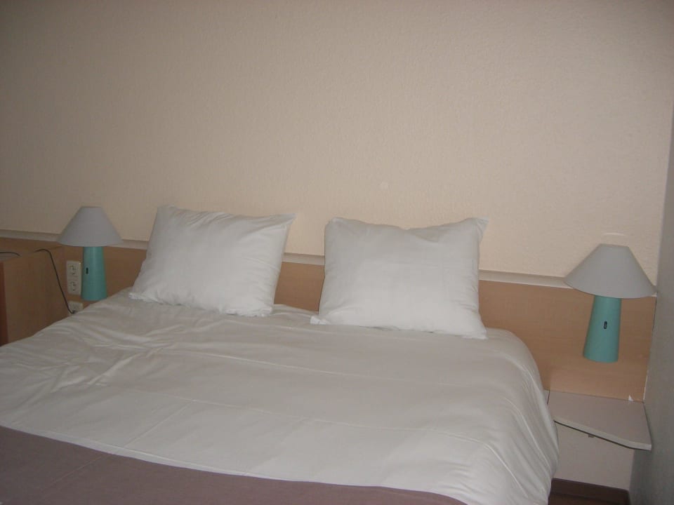 Doppelbett mit Nachttischlampen B&B Hotel Bochum Hbf-Süd