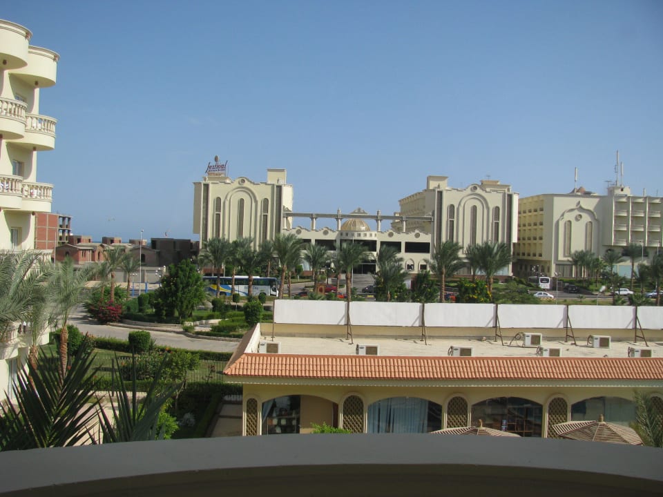 Вид с 3 этажа корпуса через дорогу Riviera Aqua Park Resort