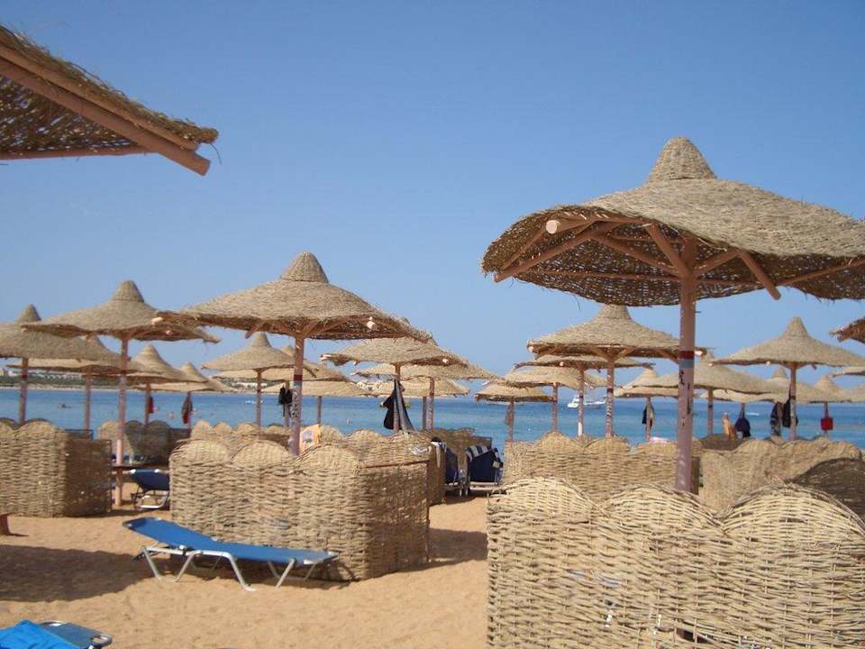 Der Strand mit Windfängen Jaz Makadi Oasis Resort