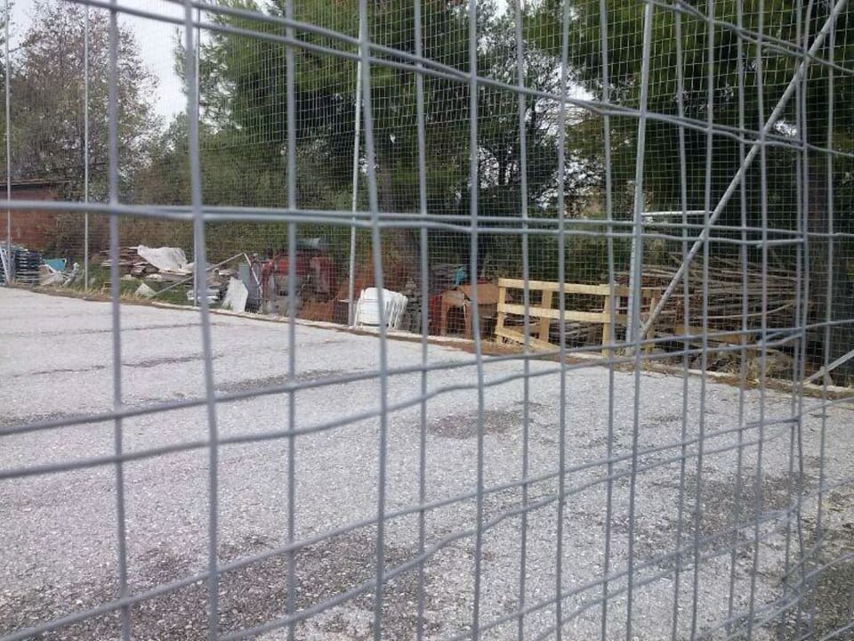 Was nicht benötigt wird liegt hinterm Zaun alltoura Club Hotel Poseidon Palace