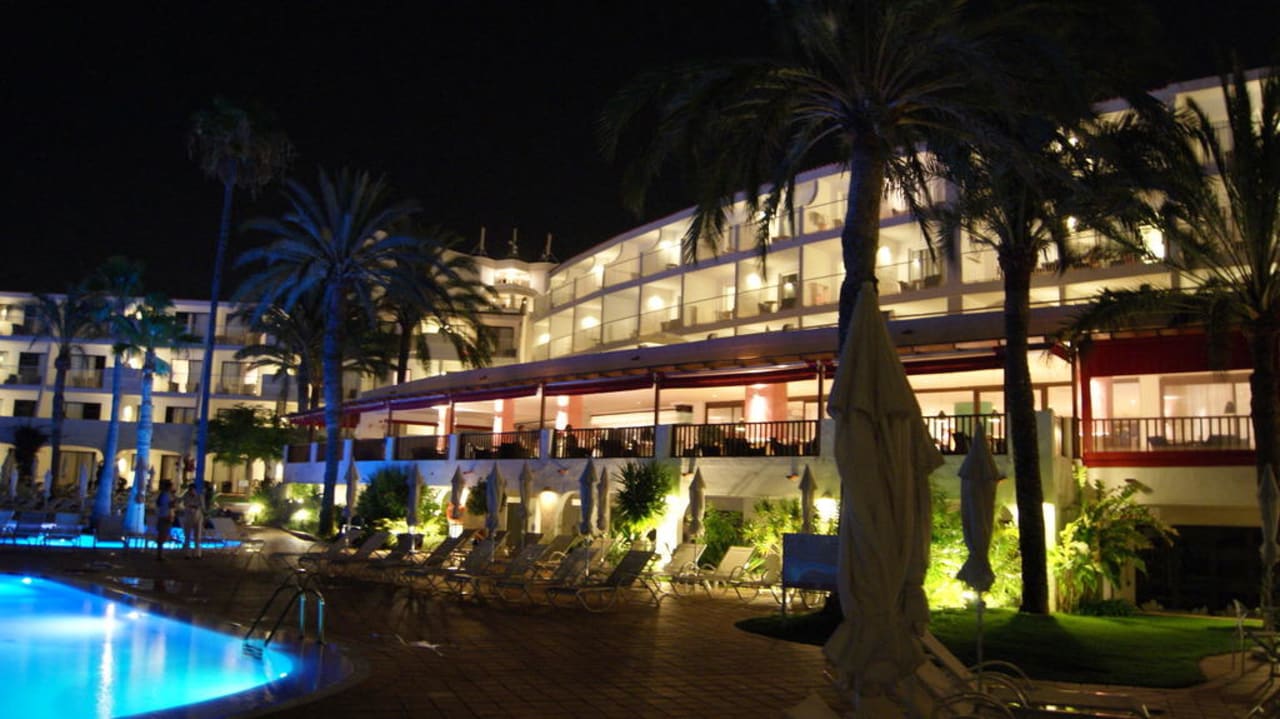 Poolanlage bei Nacht Sunprime Atlantic View