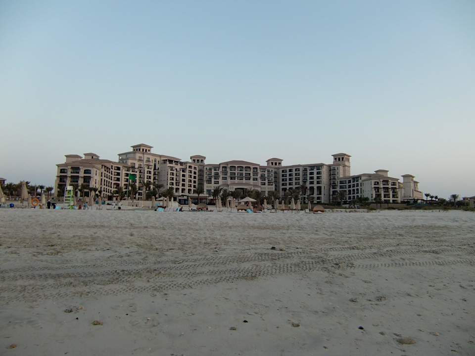 Gesamtanlage vom Strand The St. Regis Saadiyat Island Resort, Abu Dhabi