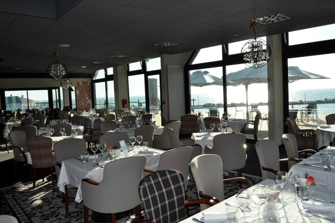 Salle de restaurant avec vue sur le lac et la mer Côte Ouest Hôtel Thalasso & Spa - Les Sables d'Olonne - MGallery by Sofitel