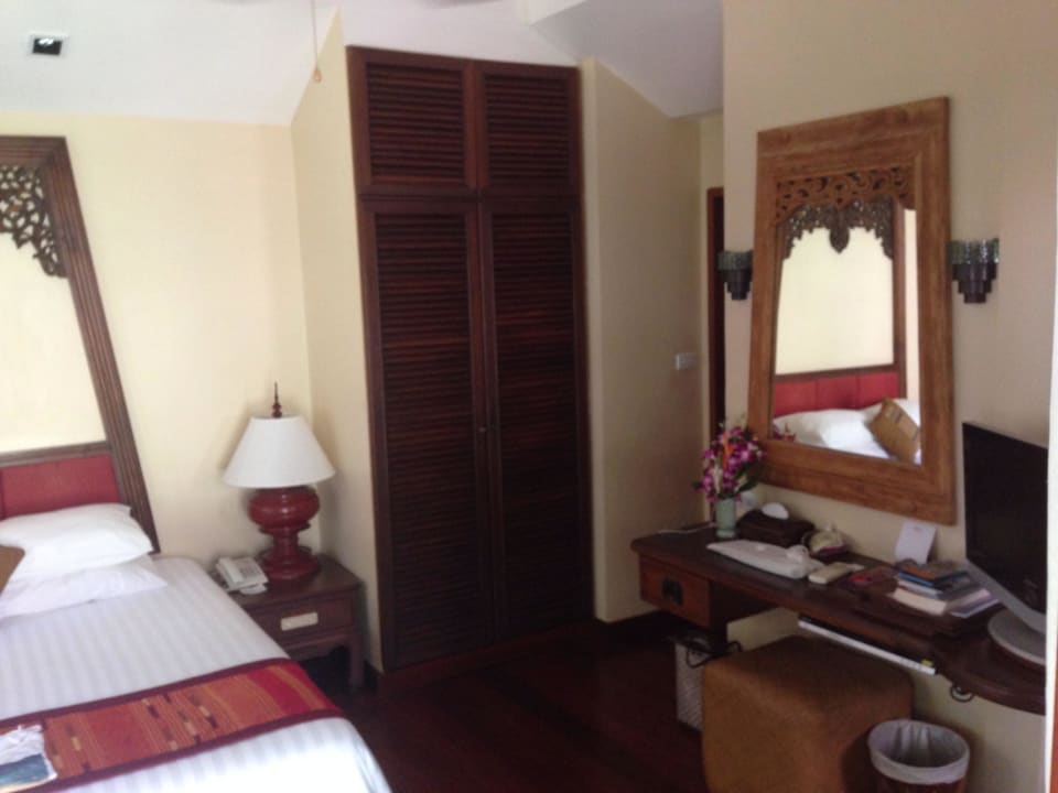 Cottage 103 - Blick zu einem der zwei Schränke & Badezimmer Anavana Beach Resort