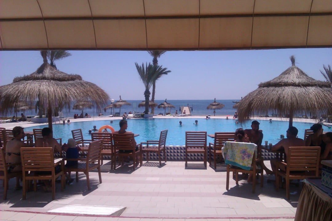Pool mit Blick aufs Meer (Salzwasser) Hotel El Mouradi Djerba Menzel