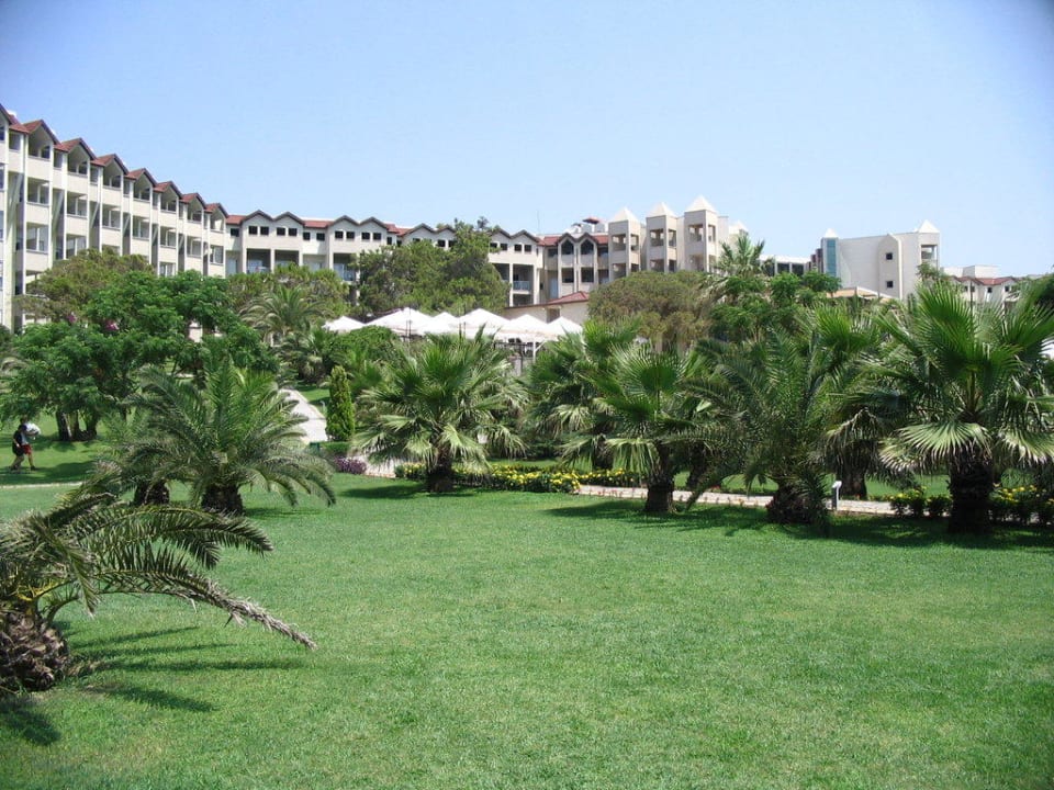 Liegewiese zum Strand Arcanus Hotels Sorgun