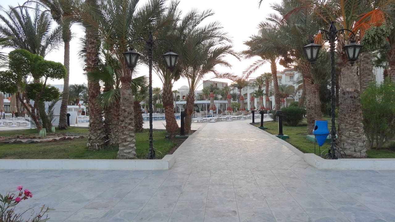 Spazierwege durch den Garten  The Grand Hotel Hurghada
