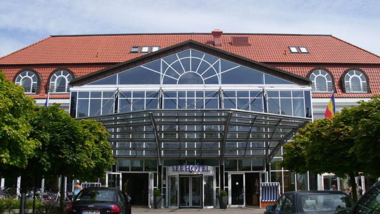 Hoteleingang Seehotel Großherzog von Mecklenburg