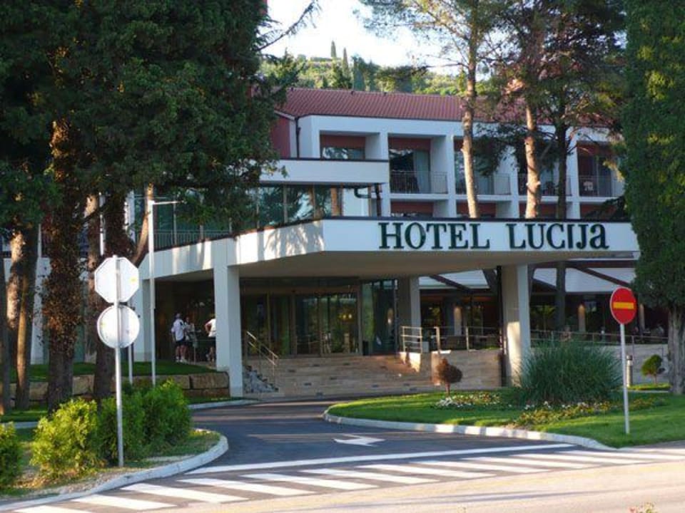 Hoteleingang Remisens Hotel Lucija