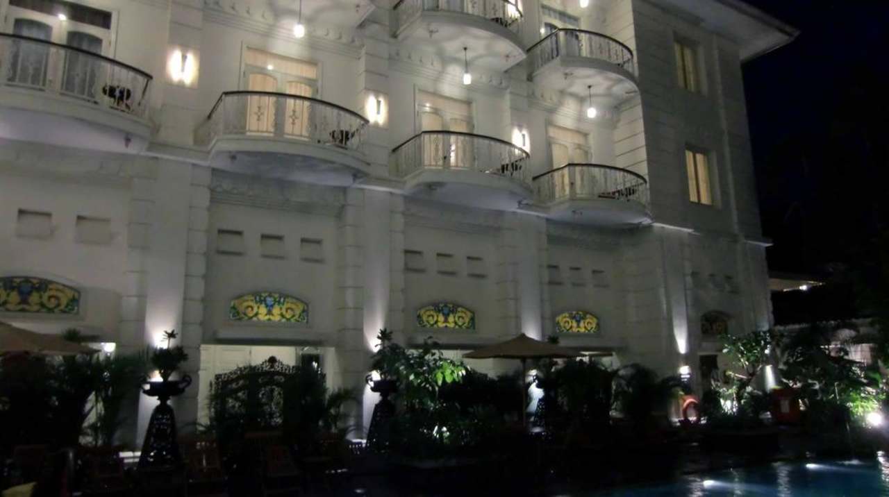Blick von Pool zur Fassade im Innenhof The Phoenix Hotel Yogyakarta