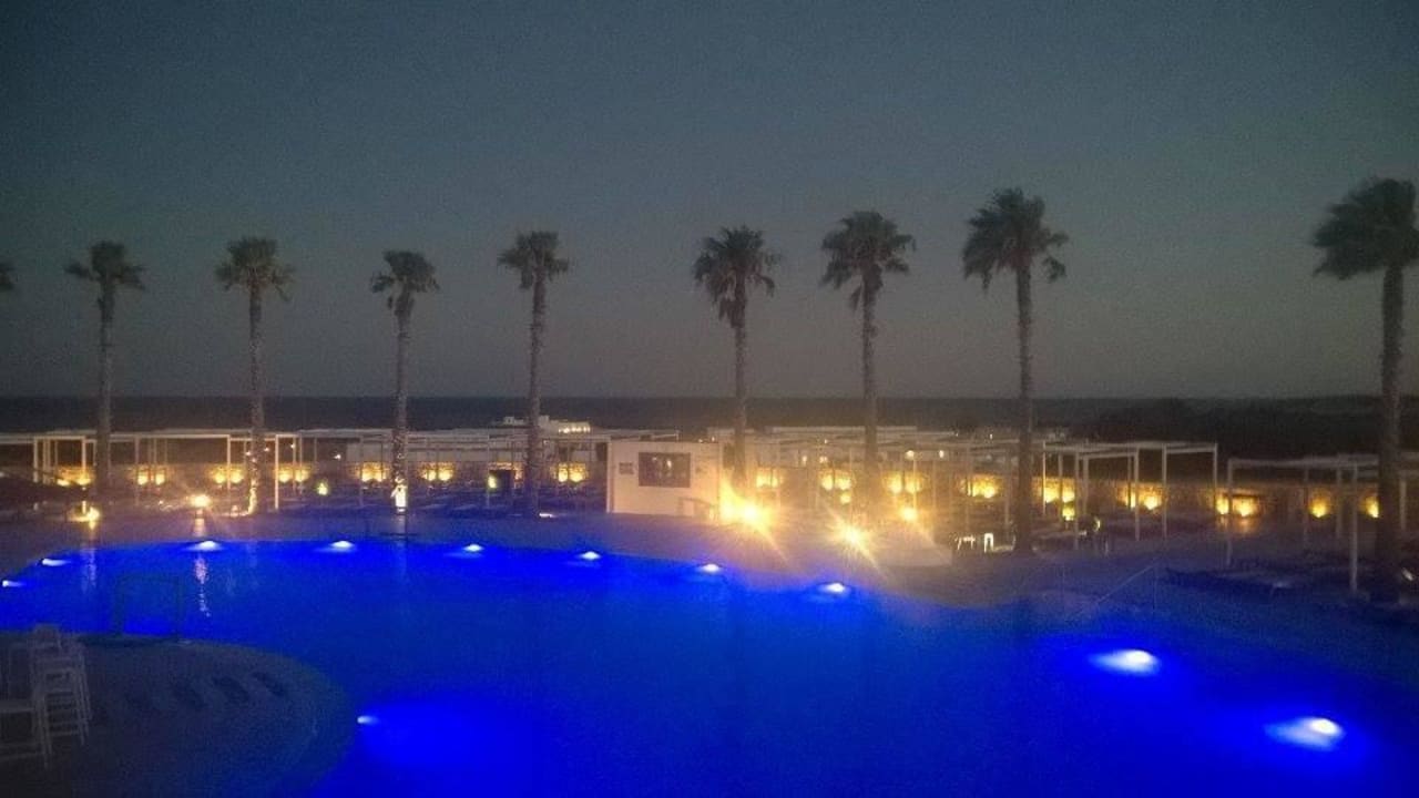 Blick von der Wunderbar auf dem Hauptpool  Atlantica Plimmiri