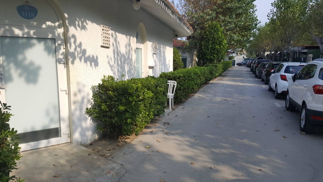 Ausgang zur Straße Fabilia Family Resort Marotta