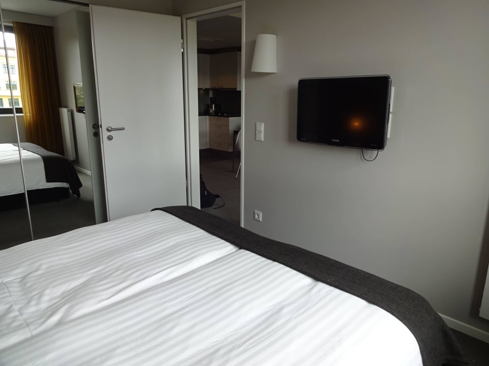 Schlafzimmer Blick von Fenster Adina Apartment Hotel Berlin Mitte