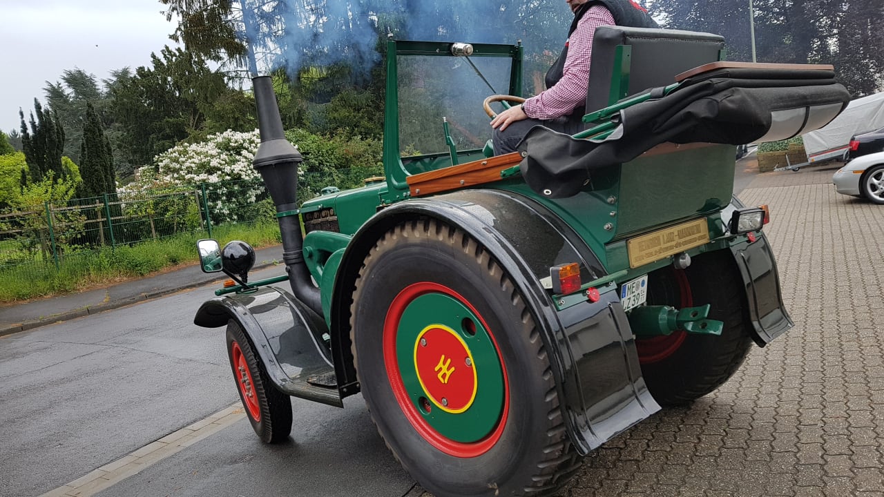 Traktor Lanz auf dem Weg in die Garage beim Hotel Lohmann's Kapeller Hof