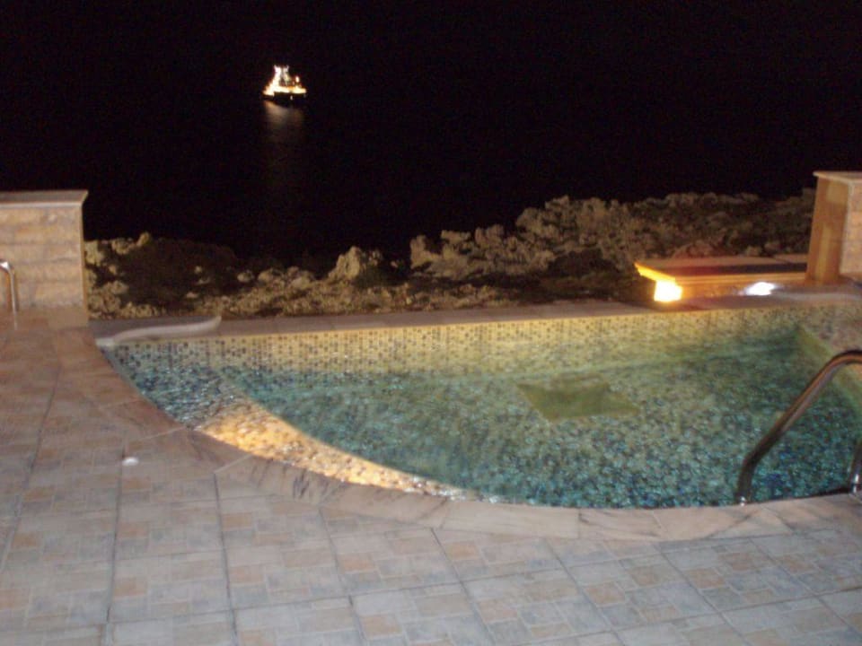 Der Whirlpool bei Nacht Hotel Kalithea Horizon Royal