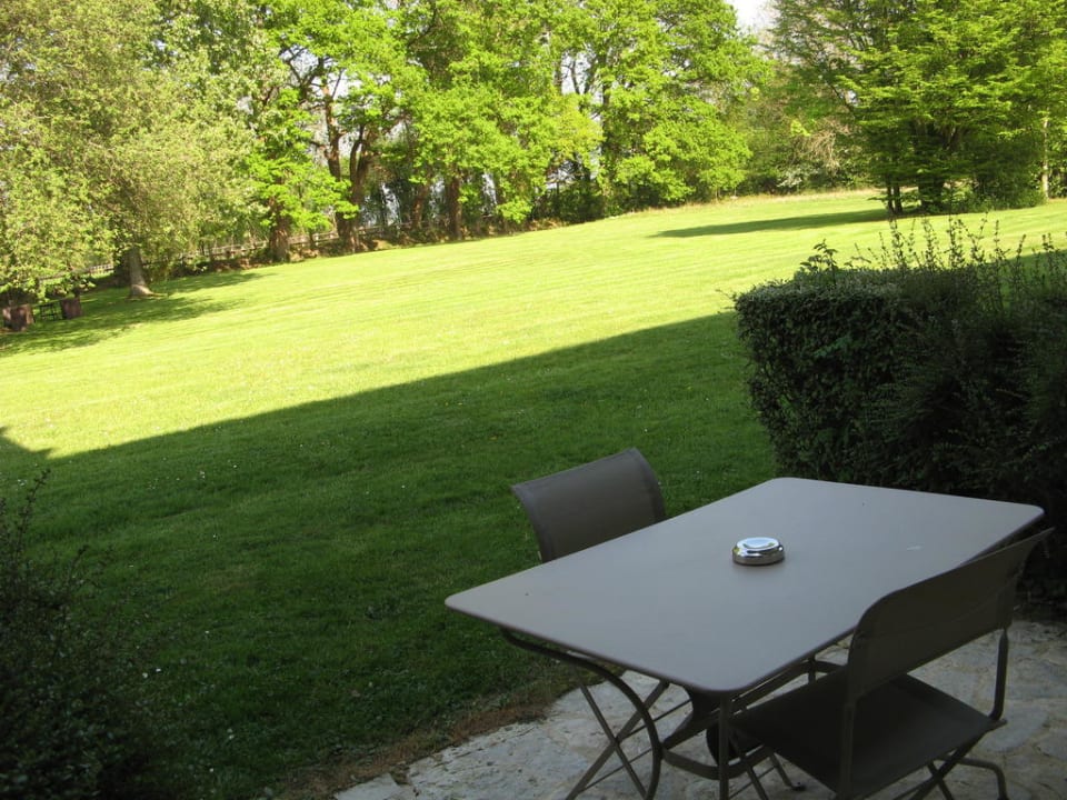 Terrasse mit Blick in den Park Hotel Les Manoirs de Tourgéville