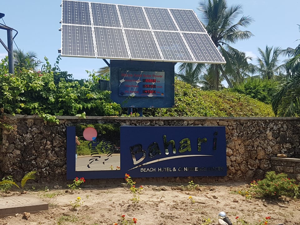 Eingang zum Hotel Bahari Beach Hotel