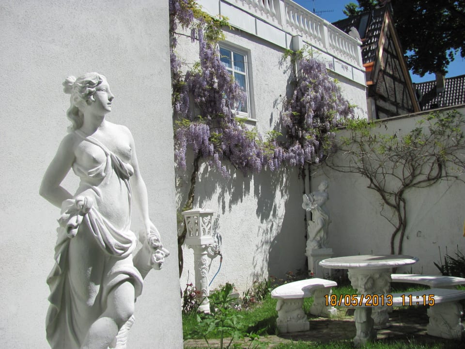 Im römischen Garten Apartment Storchenfärbe