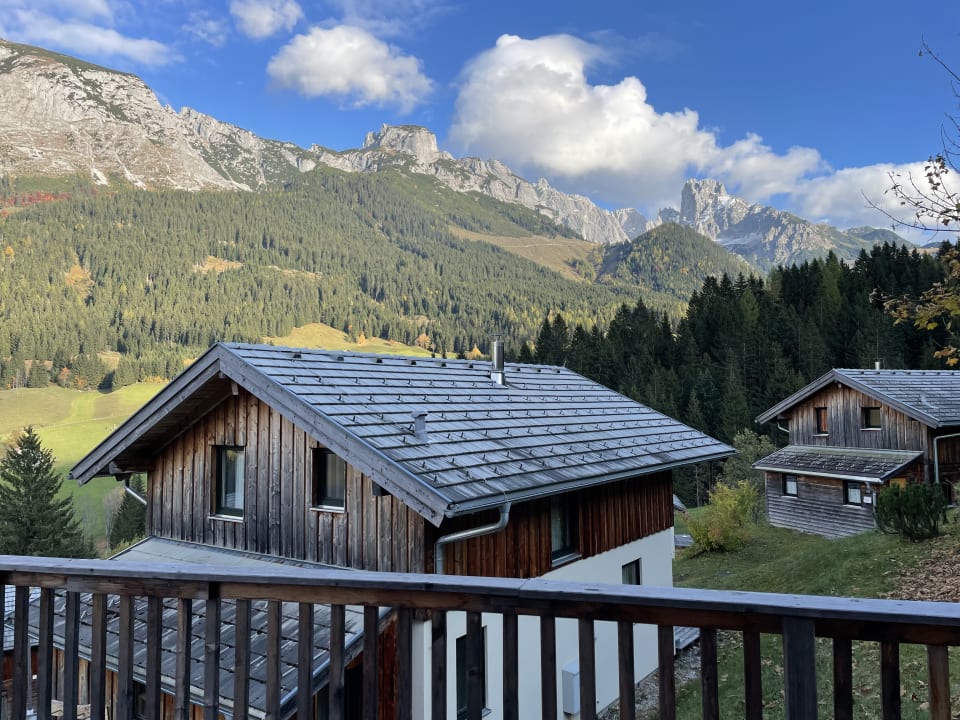 Ausblick Alpendorf Dachstein West by ALPS RESORTS